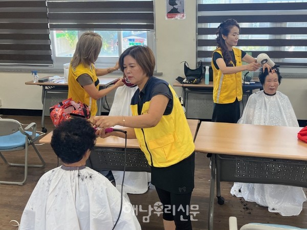 해남군미용협회 회원들이 옥천면 어르신들께 이·미용 봉사를 하고 있다.