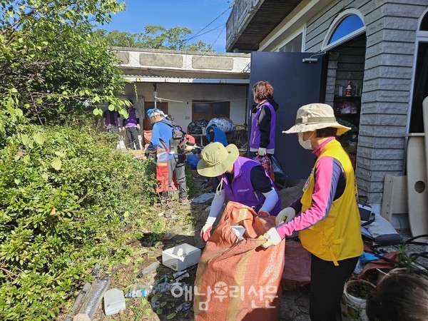 해남읍복지기동대 등 6개 단체가 장애인 가구의 주거환경 개선활동을 펼쳤다.
