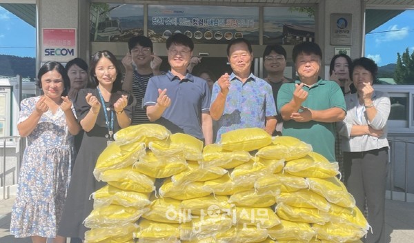 삼산면 목신 황정승씨가 13년째 백미를 기탁하고 있다.