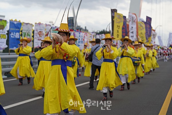 명량대첩축제 해상전투가 AI와 결합해 재현된 가운데 출정퍼레이드가 펼쳐지고 있다.