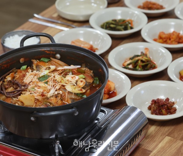 화원면 청용리에 위치한 ‘너랑나랑식당’은 이정자, 이상기 모자가 차려낸 병어찜과 푸짐한 반찬으로 많은 단골이 이어지고 있다.