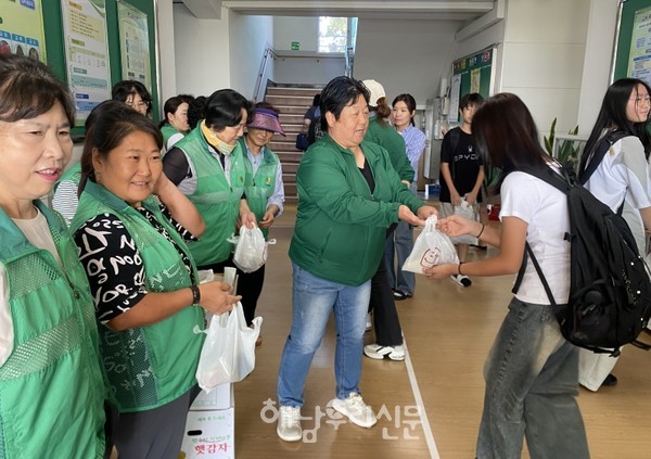 해남군새마을부녀회와 산이면부녀회가 산이중에 ‘사랑의 도시락’을 전달했다.