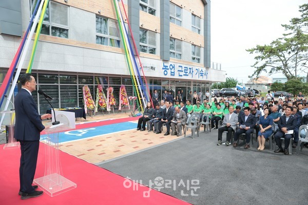 단기 농업근로자를 위한 기숙사가 황산면 구 옥동초에 신축돼 지난 9월22일 준공했다.
