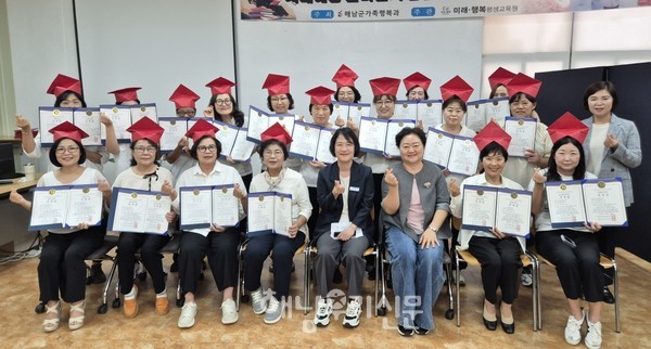 경력단절 여성 19명이 치매예방실버인지통합 자격증을 취득했다.