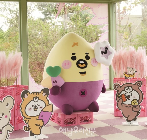 고구마 정원축제 팝업스토어에 설치된 고구마 캐릭터와 각종 꽃 조형물, 아기자기한 디자인과 화사한 색감이 MZ세대의 취향을 겨냥하고 있다.