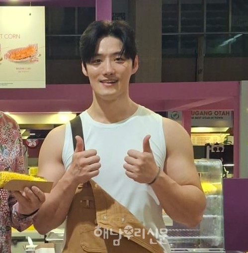 해남군 홍보대사인 인플루언서 ‘몸짱농부’ 김경진씨가 싱가폴에서 한국 농산물을 알리고 있다.