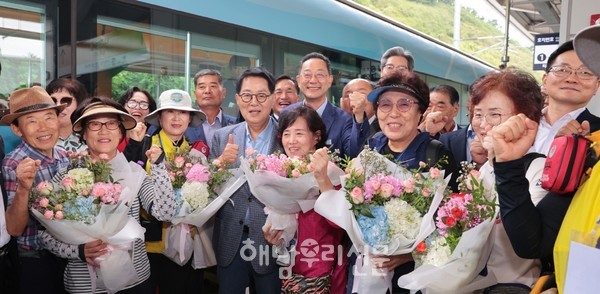 명현관 군수는 9월27일 개통 첫날 해남역에 도착한 부산 단체여행객들에게 꽃다발을 전달하며 환영했다.