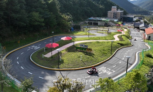 삼산면 구림리에 위치한 ‘두륜산 생태힐링파크’에서는 해남에서 가장 신나는 액티비티인 카트 체험과 사계절 썰매장을 이용할 수 있다.