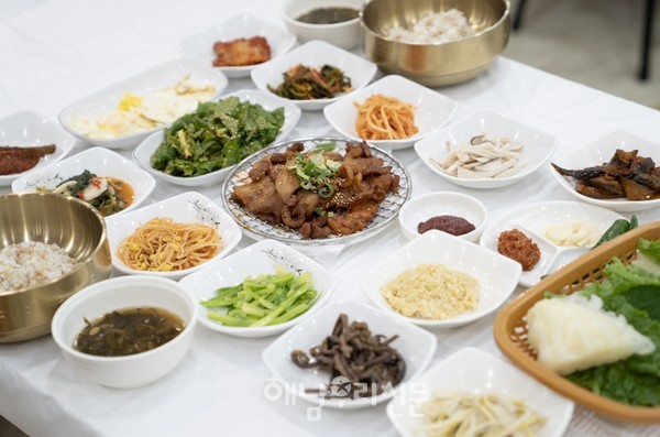 해남8미에 포함된 대흥사 보리쌈밥은 가족과 함께 한번 즐길 수 있는 건강밥상이다.