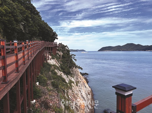 남해 바다를 따라 시원하게 이어진 땅끝 꿈길랜드 해안 데크길. 푸른 바다와 맞닿은 풍경이 걷는 이들의 시야를 시원하게 해준다.