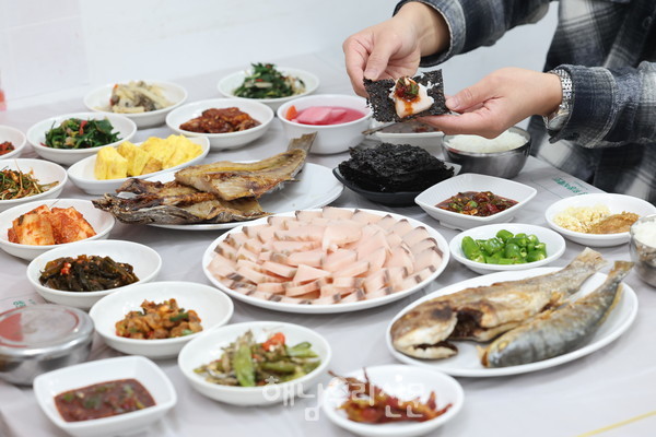 바삭바삭한 김 위에 싱싱한 삼치와 양념장, 밥을 얹어 한입 가득 넣으면 입안에서 사르르 녹는 삼치회는 해남에서만 만날 수 있다.