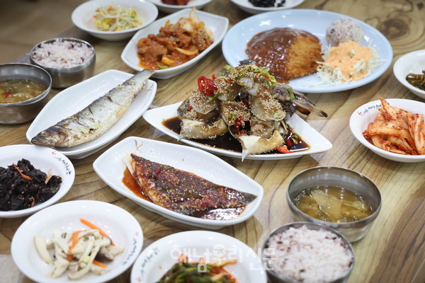 황산면 ‘사거리공룡식당’은 ‘간장게장’으로 누구나 한 번쯤 들어봤을 맛집이다.