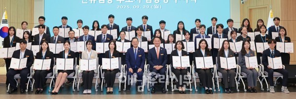 명현관 군수는 새로 입사한 44명 새내기 공직자들에게 임용장을 수여했다.