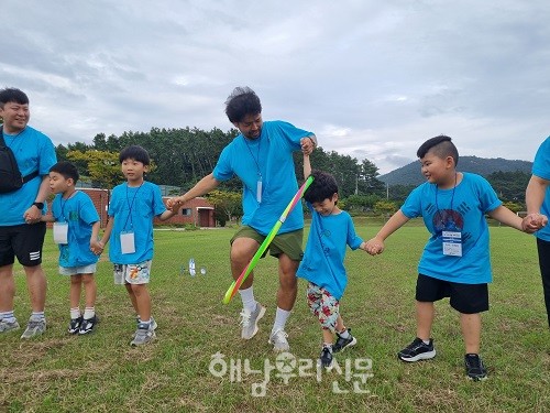 땅끝아빠캠프에 참가한 가족들이 땅끝황토나라테마촌에서 즐거운 한때를 보냈다.