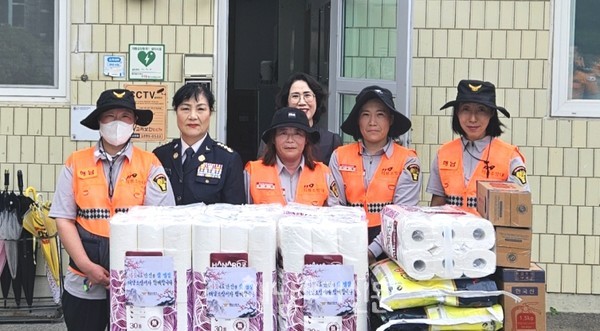 해남소방서와 의용소방대는 등대원에 위문품 전달하고 안전점검도 실시했다.