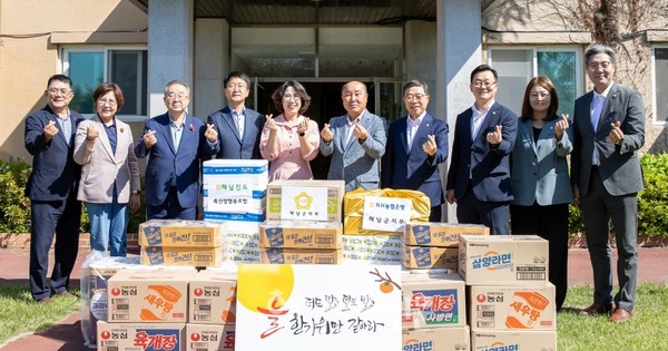 해남군의회가 추석을 맞아 해남오일장 장보기 행사에 이어 사회복지시설을 방문해 위문품을 전달했다.