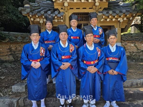 해남향교는 지난 10월1일 계곡면 용지리 동복오씨 문중 사당 용지사에서 추기 원사제향을 봉행했다.