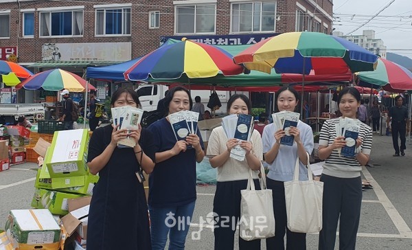 한국농어촌공사 해남·완도지사는 추석을 앞둔 지난 9월26일 해남오일장에서 경영회생지원 농지매입사업을 홍보했다.