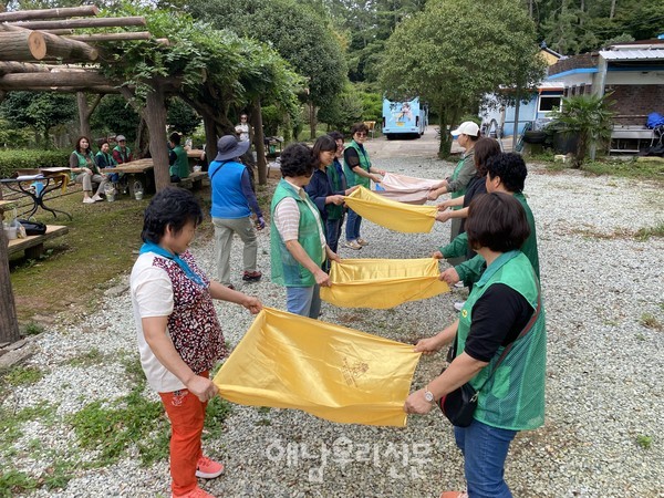 해남군새마을부녀회가 부녀회 핵심지도자들을 대상으로 한 워크숍을 숲체험과 병행해 열었다.