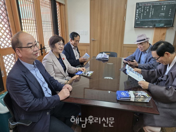 해남군의회 민경매 의원이 추석 명절을 앞두고 유림 어르신들의 노고에 감사를 전하고자 해남향교를 방문했다.