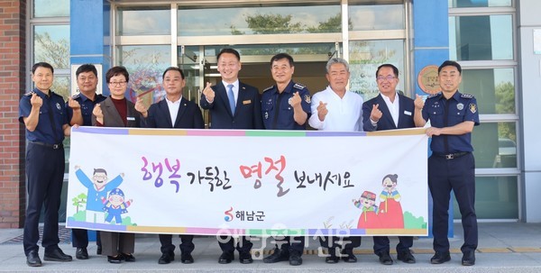 해남군 손명도 부군수와 김영환 의원은 지난 9월30일 사과 30박스를 해남교도소에 전달했다.