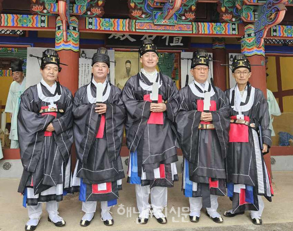 해남향교 단군성조 영모회는 지난 10월3일 서림공원 단군전에서 ‘단군성조 추모대제’를 봉행했다