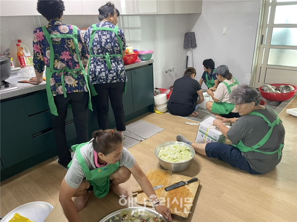 해남군자원봉사센터가 문내면 예락마을 어르신들게 전복죽을 대접했다.