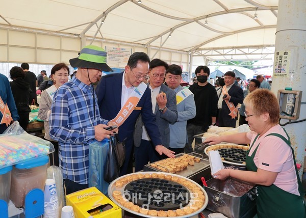 명현관 군수가 우수영장을 찾아 추석물품을 구매했다.