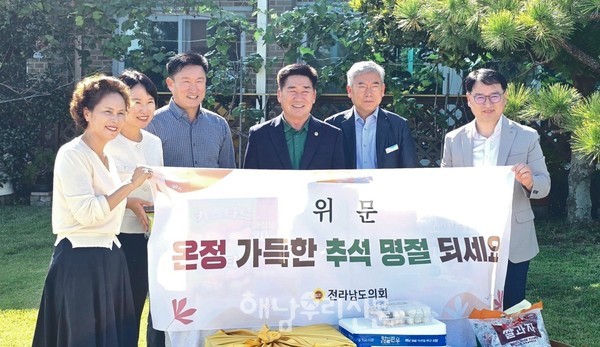 김성일 도의원이 노인요양시설을 방문해 시설 관계자와 종사자를 격려하고 있다.