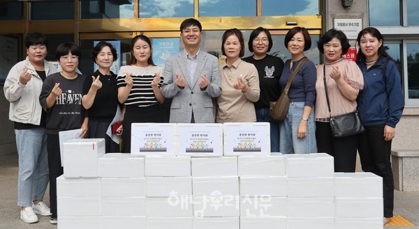 해남노인종합복지관 직원들이 단체 걷기 상금으로 독거 어르신 33명에게 명절 밑밭찬을 전달했다.