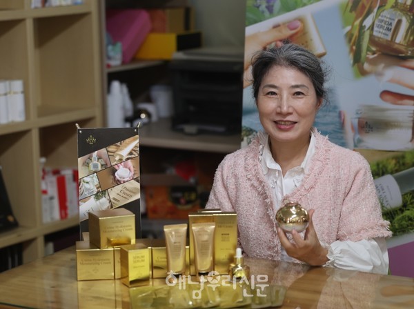 삼산면 구림리에 자리한 씨엔씨코스메틱은 해남산 김과 고구마를 원료로 한 화장품을 개발해 프랑스와 영국, 스페인 등 해외 12개국에 수출하며 주목받고 있다.