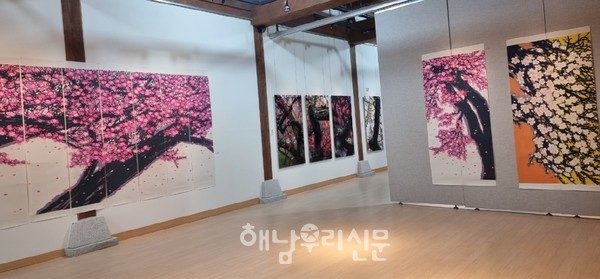 2021년 전남국제수묵비엔날레 해남편의 ‘선비의 꽃 매화특별전’에는 이마도 작업실과 인연을 맺은 김억 작가의 목판화와 김은숙 사진작가의 해남매화 작품이 걸렸다.