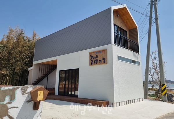 문내면 임하도에 위치한 ‘갤러리 금요일의 섬’은 작가들의 창작공간이자 미술관이다.