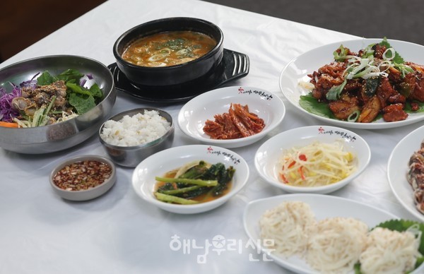 송지면 엄남포 현지인 맛집 ‘대선정가든’은 올해 미남축제에 참여해 꼬막비빔국수와 꼬막비빔밥, 제육볶음, 갯장어탕 등을 선보인다.