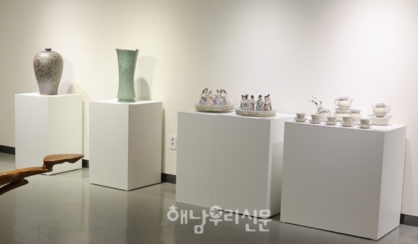 해남공예협회 창립전 ‘실용과 미 펼쳐 놓여져 보여지다’가 해남아트마루에서 오는 10월26일까지 열린다.
