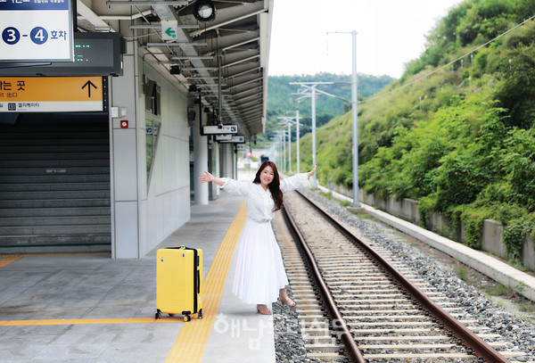 산이면 김미선씨가 개통되기 전의 해남역을 찾아 다양한 현장사진을 페북에 올리며 철도시대 해남을 알리고 있다.