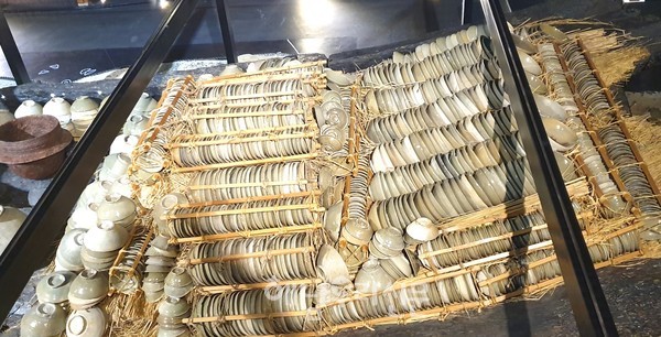 군산 십이동파도에서 인양된 고려시대 청자 운반선에서 나온 8,122점의 청자는 해남청자였다. (목포 국립해양문화재연구소) 