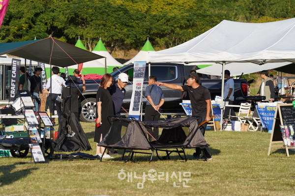 해남오시아노관광단지에서 열리는 2025전남관광캠핑 박람회에서 이색 캠핑과 해양체험 프로그램이 풍성하게 마련된다.