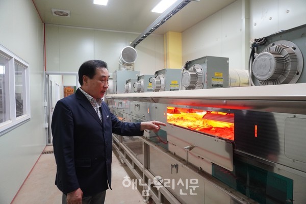 오상진 전남 해남 화산농협 조합장이 고구마 세척·건조 과정을 지켜보고 있다.