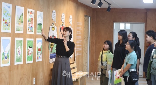 해남군 북평면 남창마을에 자리한 문화전시공간 ‘두번째파도’에서 이민정 작가의 전시 ‘행복 조각 전시회’가 열리고 있다.