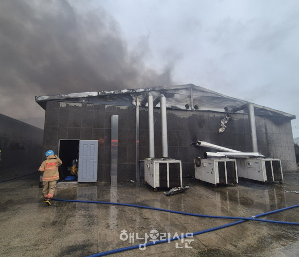 지난 10월3일 오후 3시24분경 황산면의 한 축사에서 시작된 불은 삽시간에 건물 전체를 집어삼켰다.