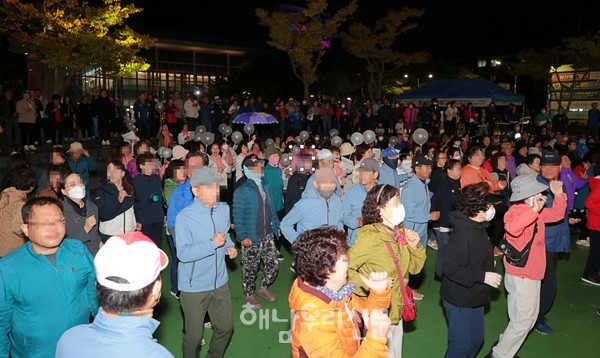 ‘해남이 걷는다. 별빛걷기’에 참여한 군민들이 군민광장에서 DJ와 함께 걷기운동을 하고 있다.