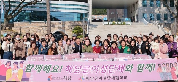 해남군여성단체협의회가 결혼이주여성 가정에 이불 60채를 전달했다.