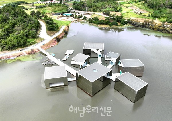 신안군 안좌도 저수지에 국내 최초 부유식 미술관인 플로팅뮤지엄이 내년 봄 완공될 예정이다.