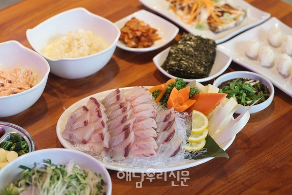 해남읍 ‘영심횟집’은 올해 미남축제에 참여해 제철 생삼치회 한 상과 광어회 덮밥, 물회 등을 선보인다.
