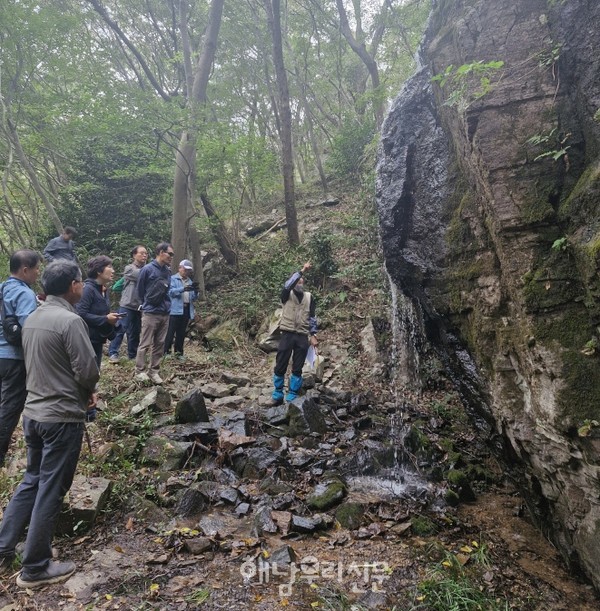              해남군문화관광해설가협회가 현산면 구시리 산속에 조성된 수정동을 찾았다.