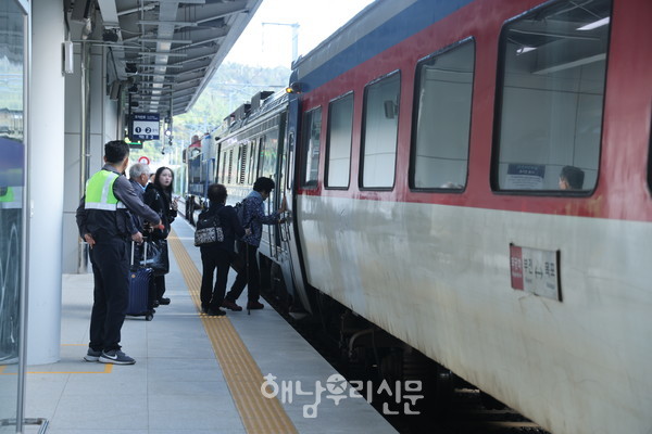 계곡면 반계리에 해남역이 개통하면서 하루 평균 120여명이 기차에서 내리거나 탑승하고 있다.