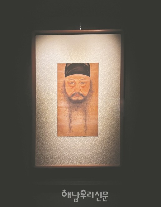 10월31일 폐막하는 전남국제수묵비엔날레 해남편은 남도수묵의 뿌리 해남을 알리는데 주력했다.(전시되고 있는 공재 자화상)