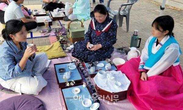 예쁜 한복과 선비 복을 입은 학생들이 군민광장 잔디마당에 찻자리를 펼쳤다.