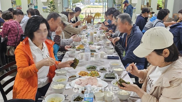 해남시티투어버스 여행객들이 삼산면 무선동 자연스토리에서 삼치회를 즐기고 있다.